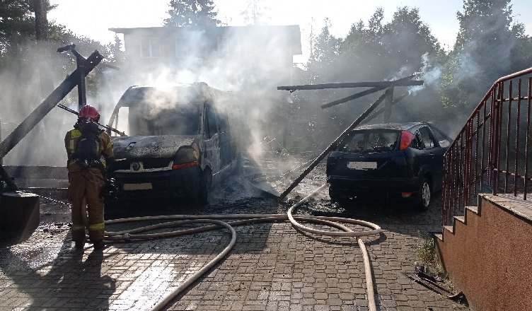 W Markach spłonęły dwa auta