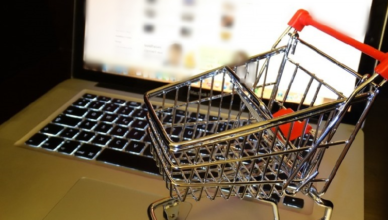 Chciała sprzedać ubrania przez Internet - straciła ponad 2000 złotych