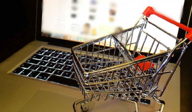 Chciała sprzedać ubrania przez Internet - straciła ponad 2000 złotych