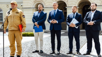 Briefing prasowy dotyczący pożaru składowiska odpadów na terenie sortowni w Nowym Miszewie – bieżąca sytuacja