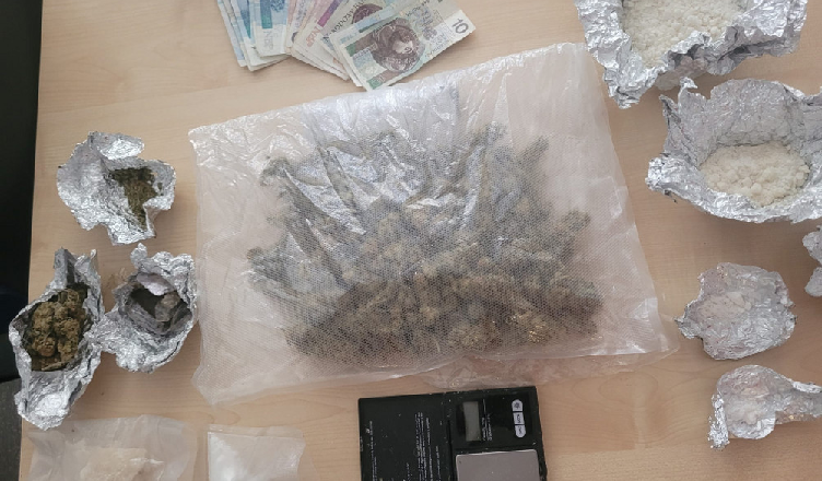 Karmił dziecko przy kartonie z narkotykami - areszt dla 24-latka