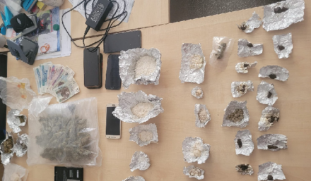 Karmił dziecko przy kartonie z narkotykami - areszt dla 24-latka