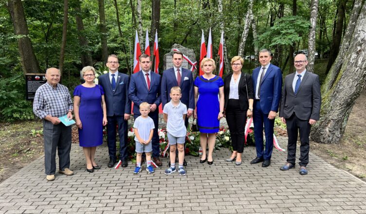 Hołd pomordowanym oddali mieszkańcy i władze samorządowe Zielonki i Marek.