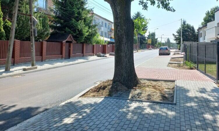 Zielonka - Ulica Wiejska z asfaltową nawierzchnią