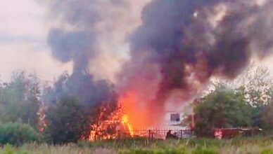 Pożar na terenie firmy transportowo – budowlanej. Spłonęła wiata z maszynami.