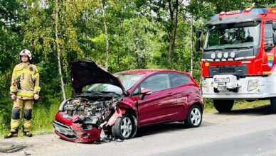 Zderzenie dwóch aut na DW 634. Sprawca dostał wysoki mandat.