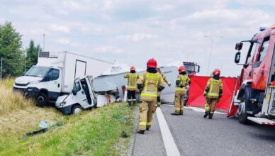 Wypadek na trasie S8. Kamper uderzył w stojące na poboczu auto dostawcze.