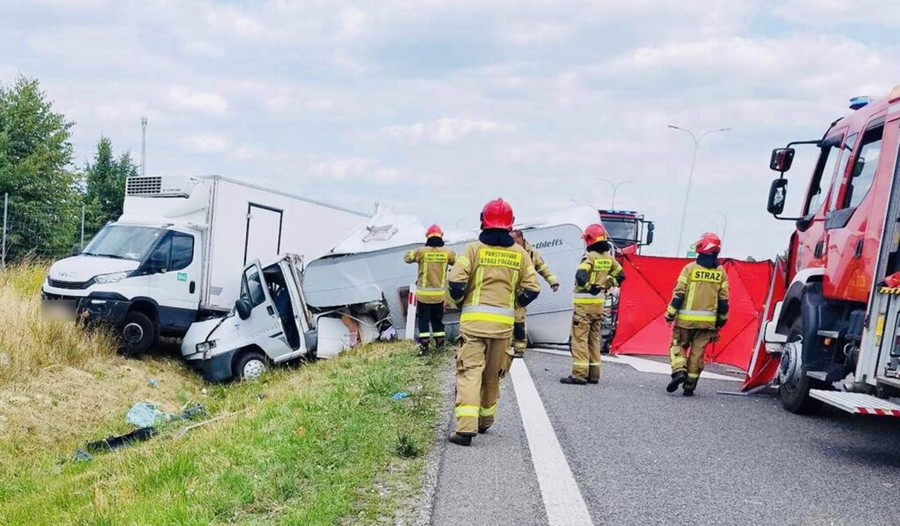 Wypadek na trasie S8. Kamper uderzył w stojące na poboczu auto dostawcze.