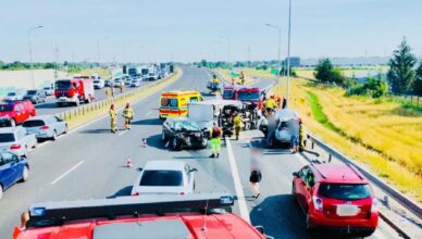 Wypadek na trasie S8. Rozbite osobówki i ciężarówka leżąca na boku.