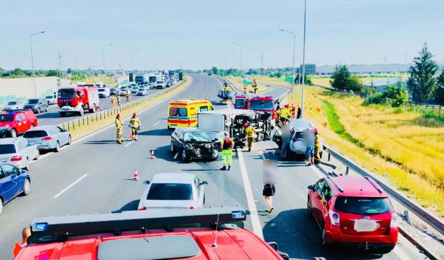Wypadek na trasie S8. Rozbite osobówki i ciężarówka leżąca na boku.