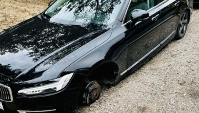 Urwane koło z samochodu uderzyło jadącego motocyklistę. Kierowca Volvo uciekł do lasu.