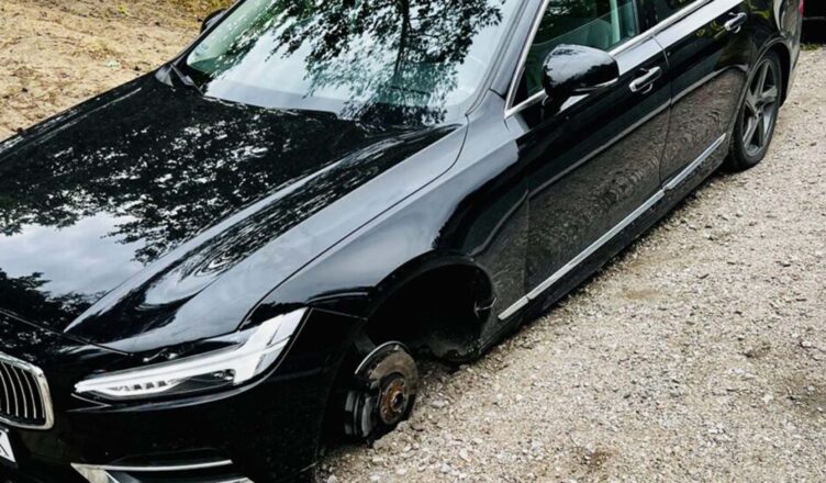 Urwane koło z samochodu uderzyło jadącego motocyklistę. Kierowca Volvo uciekł do lasu.