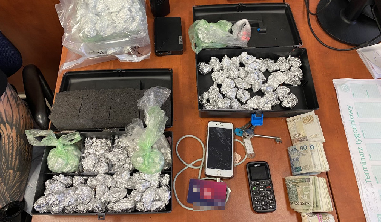 Miał przy sobie pół kilo narkotyków, resztę ukrył w piwnicy - 30-latek trafił do aresztu