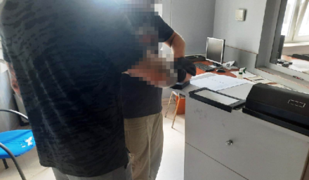 Miał przy sobie pół kilo narkotyków, resztę ukrył w piwnicy - 30-latek trafił do aresztu