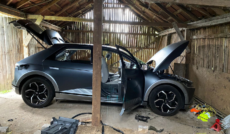 Kolejna "dziupla" samochodowa pod Wołominem - dwóch zatrzymanych