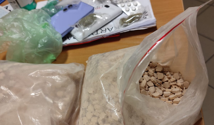 Wpadli na transakcji - policjanci zabezpieczyli narkotyki o wartości ponad 100 tys. złotych