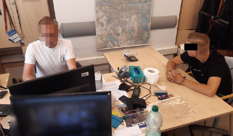 Twierdził, że ani samochód, ani narkotyki nie należą do niego - funkcjonariusze mu nie uwierzyli