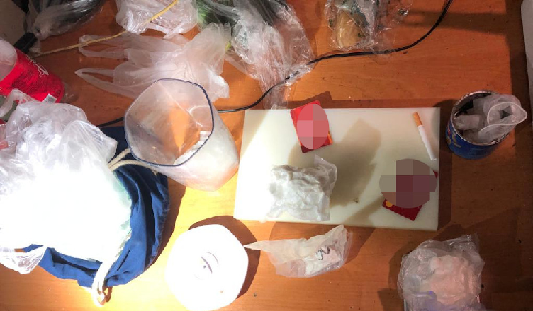 Po podłodze mieszkania porozrzucane były foliowe torebki z tabletkami - 40-latek został zatrzymany