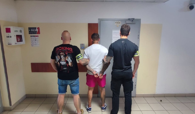 Uciekając przed policją wyrzucił przez okno walizkę - później nie przyznawał się do narkotyków, które miał w kieszeni