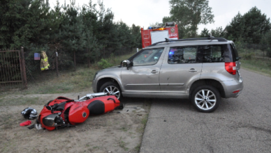 Motocyklista wyprzedzał skodę i doprowadził do wypadku - był pijany