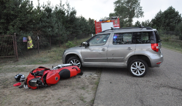 Motocyklista wyprzedzał skodę i doprowadził do wypadku - był pijany