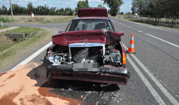 Kraksa przed przejściem dla pieszych - dwaj kierowcy trafili do szpitala