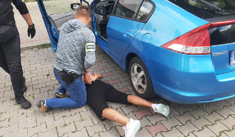 Oszukiwał metodą na przesyłkę - wpadł w ręce policjantów