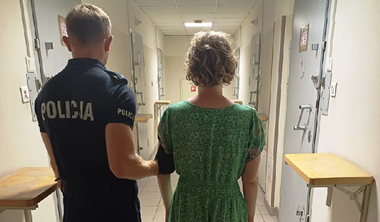 Zaatakowała matkę i kopnęła wózek z półrocznym dzieckiem