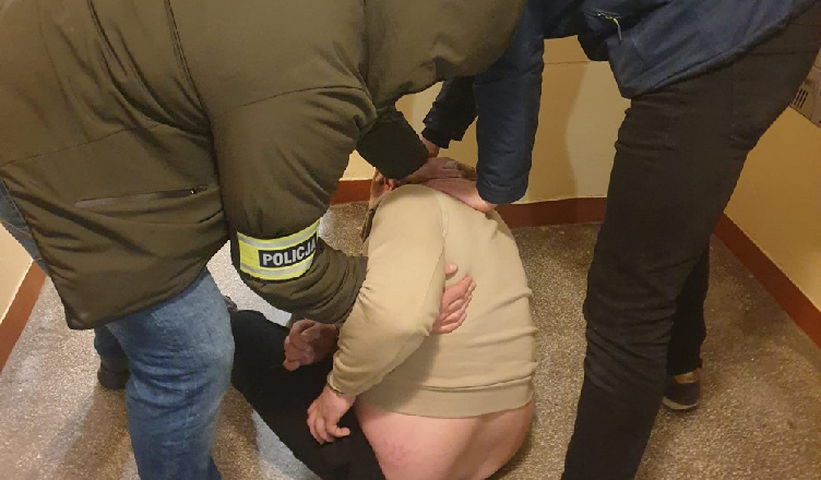 Odpowie za paserstwo 9 luksusowych samochodów - 35-latek wpadł w policyjną zasadzkę