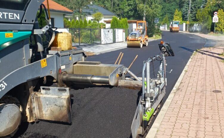 Zielonka - nowy asfalt w ulicach Sienkiewicza i Wesołej