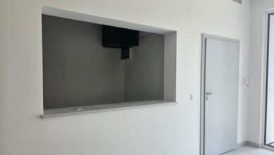 Ząbki - trwają prace wykończeniowe w nowej hali sportowej przy SP nr 2