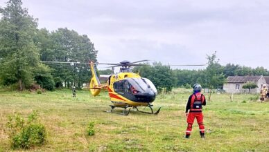 Dziecko spadło z ciągnika rolniczego. Wezwano śmigłowiec ratunkowy.