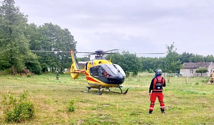 Dziecko spadło z ciągnika rolniczego. Wezwano śmigłowiec ratunkowy.