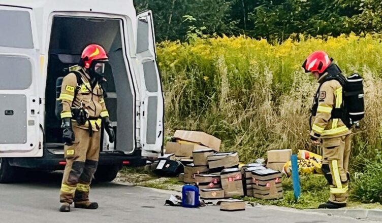 Kurier stracił przytomność podczas jazdy. W paczkach były żrące substancje chemiczne.