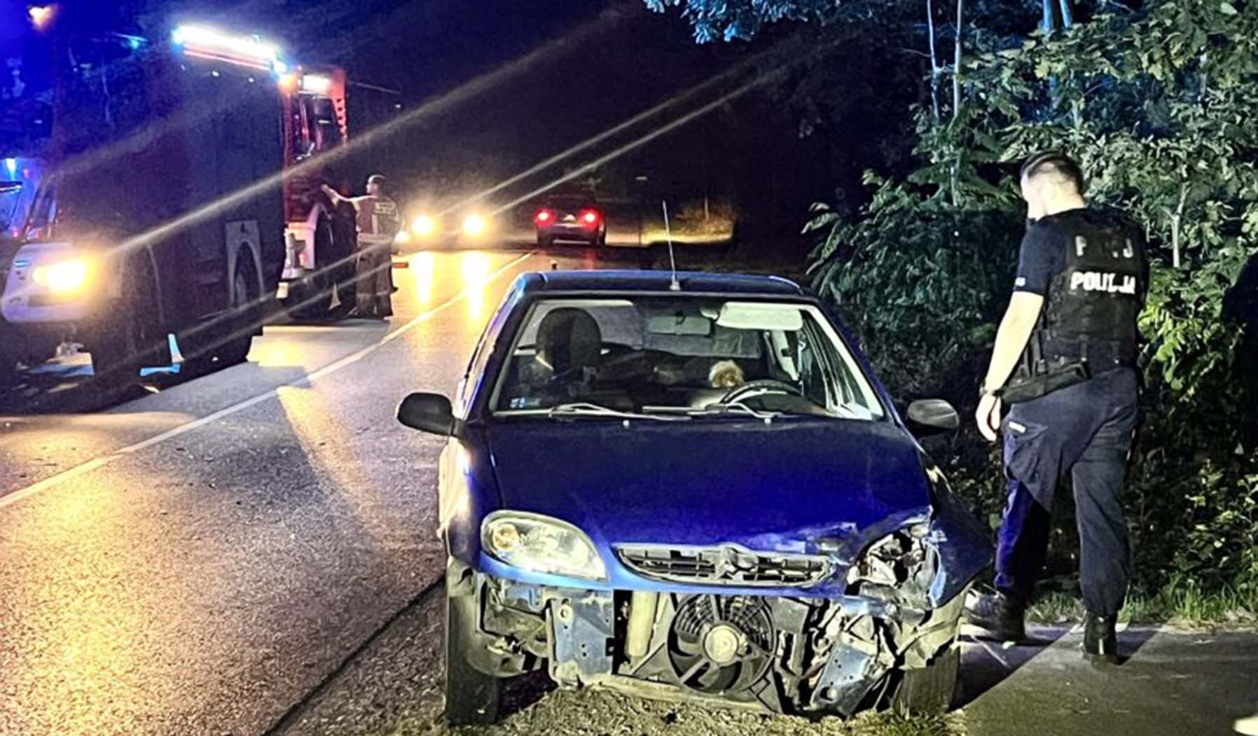 Wypadek dwóch aut na leśnym odcinku drogi. Jedna osoba trafiła do szpitala.
