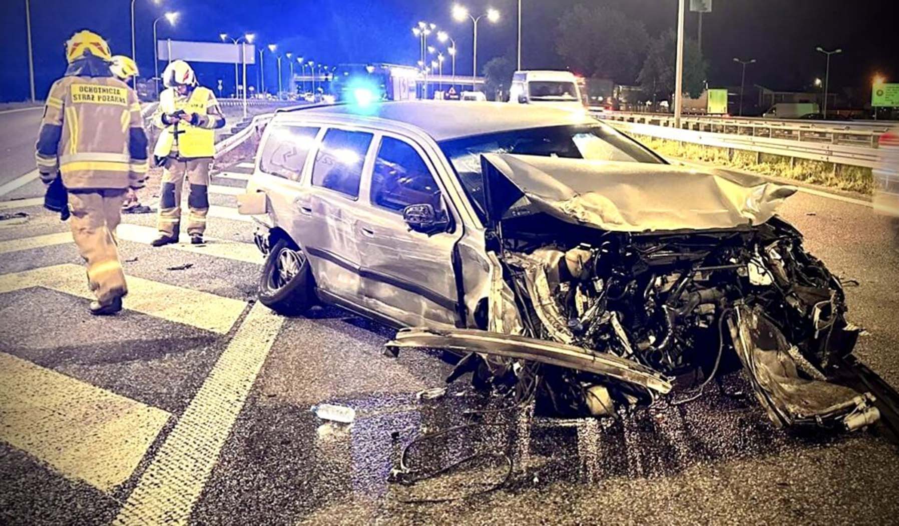 Roztrzaskane Volvo po zderzeniu z ciężarówka na trasie S8