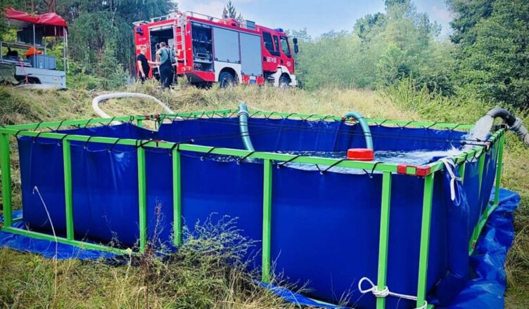Dwa dni strażacy walczyli z trudnym pożarem lasu. Pomogła woda z pobliskiej rzeki.