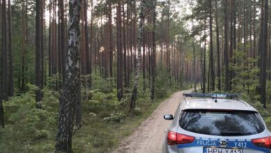 92-Latka całą noc błąkała się po lesie - szybko odnaleźli ją ostrołęccy policjanci