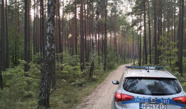 92-Latka całą noc błąkała się po lesie - szybko odnaleźli ją ostrołęccy policjanci