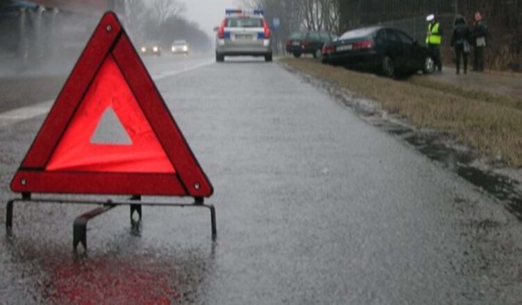 ZMIENNE WARUNKI NA DROGACH – POLICJANCI APELUJĄ O OSTROŻNOŚĆ