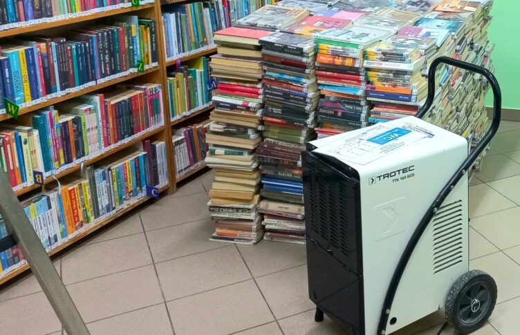 Zielonka - Biblioteka przy ul. Długiej wznowiła pracę po zalaniu