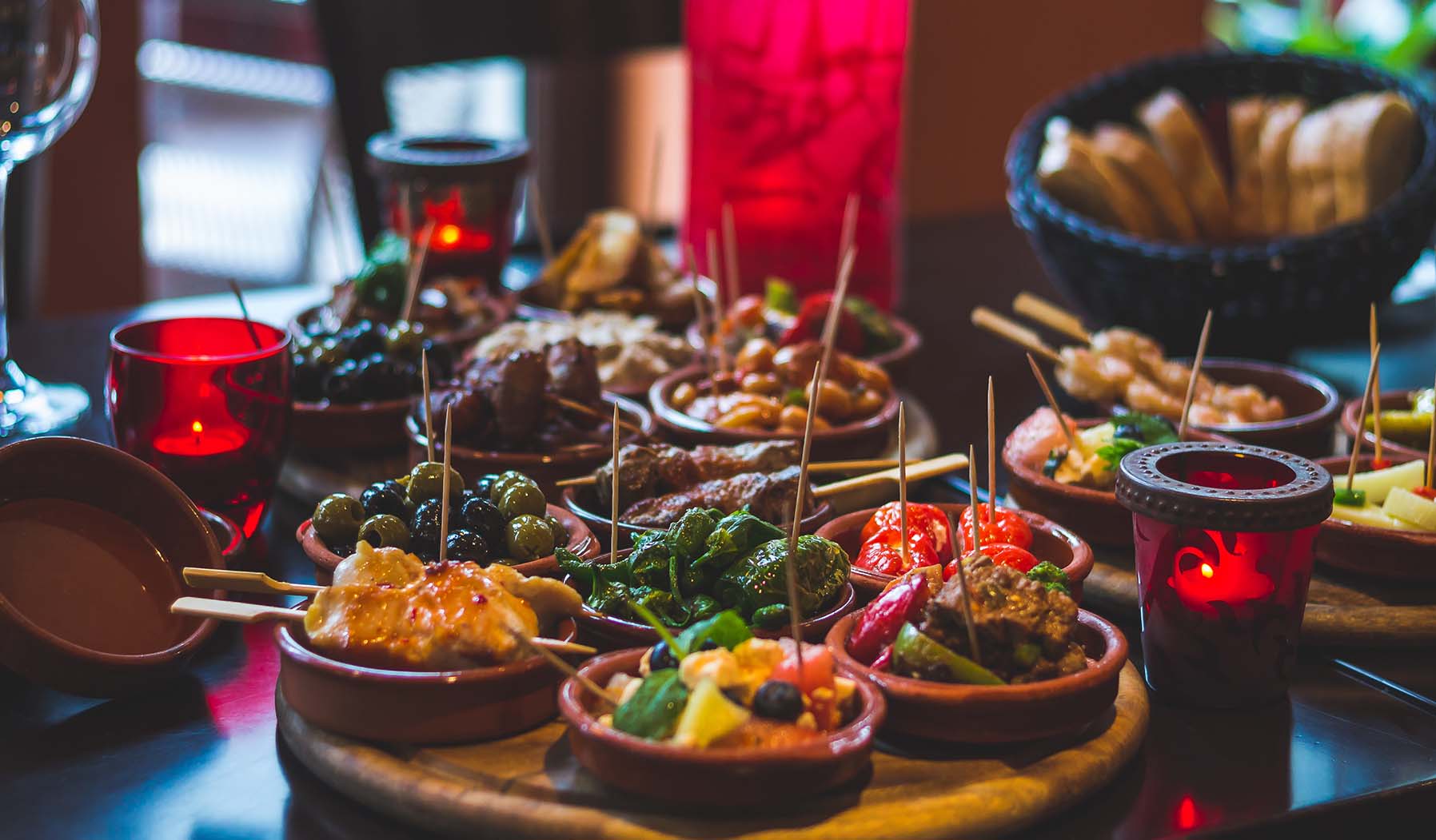 Dobre okazje do zjedzenia tapas – kiedy warto odwiedzić hiszpańską restaurację?