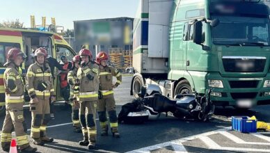 Wypadek przy Radzymińskiej. Motocykl uderzył w ciężarówkę. Jedna osoba trafiła do szpitala.