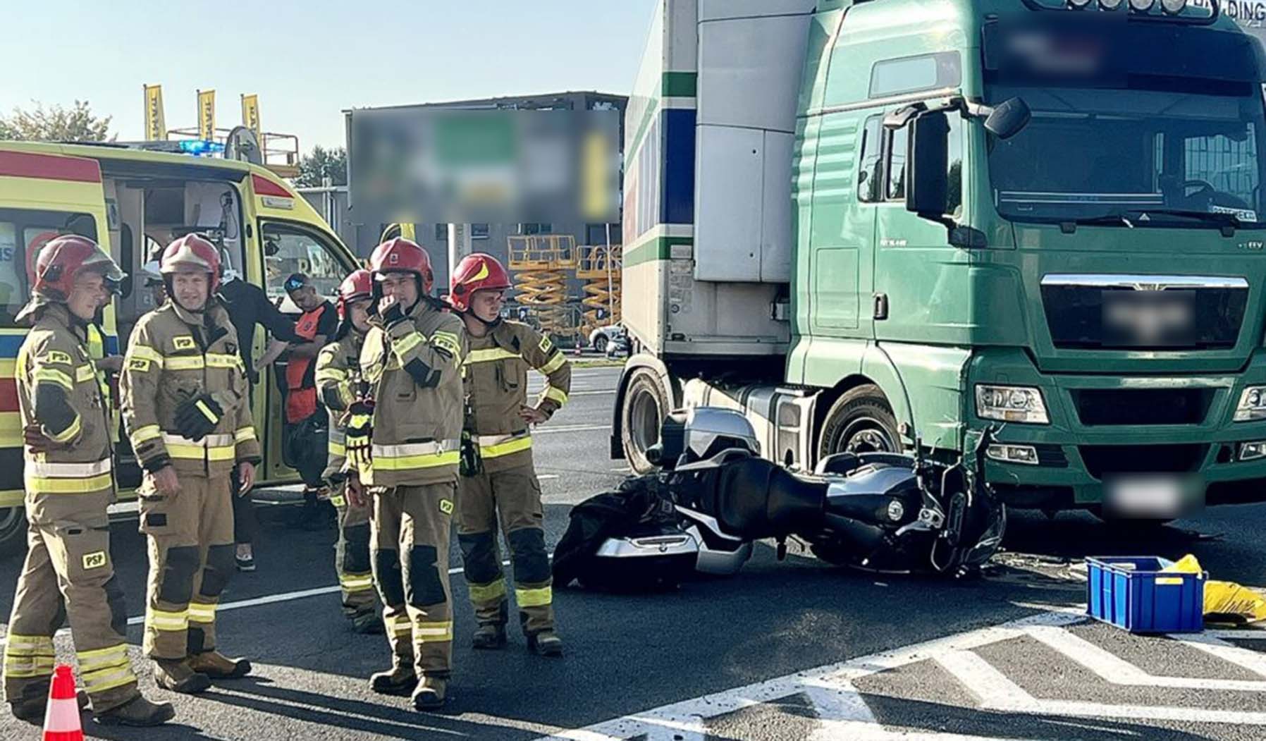 Wypadek przy Radzymińskiej. Motocykl uderzył w ciężarówkę. Jedna osoba trafiła do szpitala.