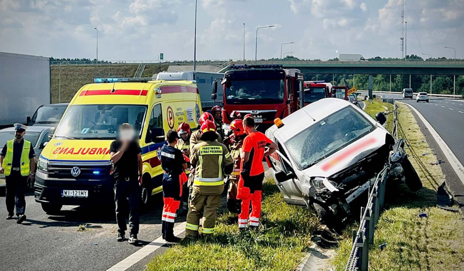Kraksa trzech aut na trasie S8. W zderzeniu brał udział pojazd konwojując gotówkę.