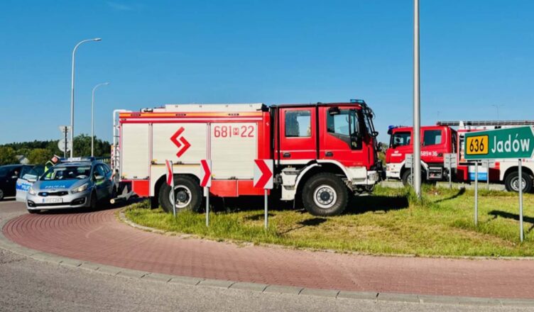 Zderzenie motocykla z autem osobowym na rondzie przy węźle trasy S8.