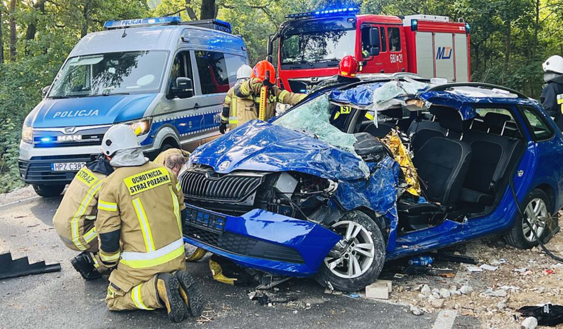 „Przewóz osób” z pasażerami rozbity na drzewie. Kierowca zakleszczony we wraku.