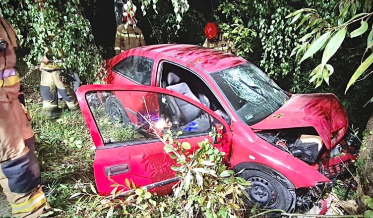 Samochód z dużą prędkością wpadł do przydrożnego rowu. Kierowca trafił do szpitala.
