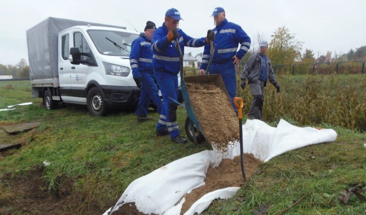 Marki - naprawiony wał rzeki Długiej