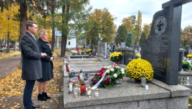 Zielonka - Burmistrz i Sekretarz Miasta złożyli wieńce